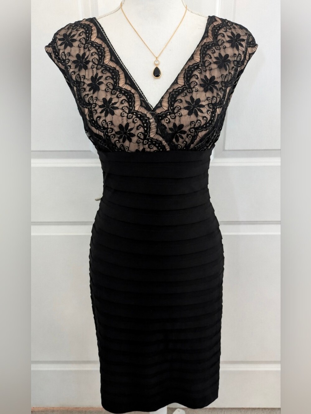 Adrianna Papell Black Nude Lace Shutter Pleat Cocktail Dress Size 4